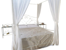 Carica l'immagine nel visualizzatore di Gallery, Letto Matrimoniale a Baldacchino, Ferro BATTUTO, Modello Cuore, Qualità 100% Made in Italy