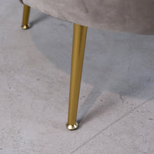 Carica l&#39;immagine nel visualizzatore di Gallery, Sedam Poltrona Conchiglia in velluto tortora imbottita gambe oro design vintage comoda e confortevole
